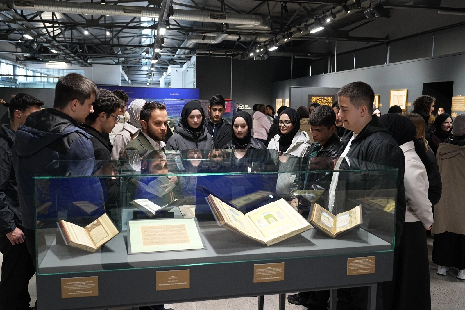 Kocaelili gen&ccedil;ler, 'Mukaddes Emanetlere' sahip &ccedil;ıkıyor