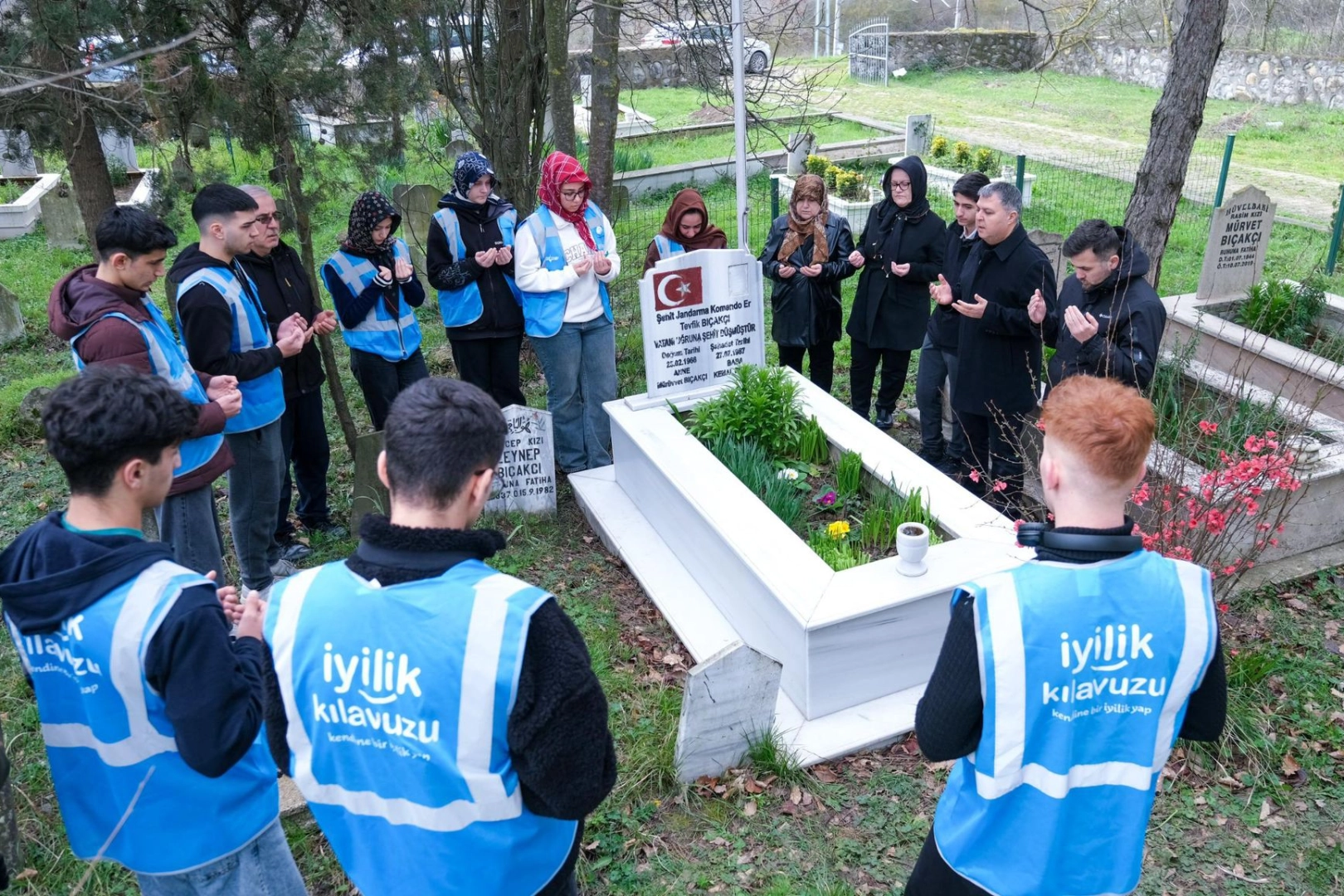 Kocaeli'de gen&ccedil;lerden şehitliğe saygı g&ouml;revi