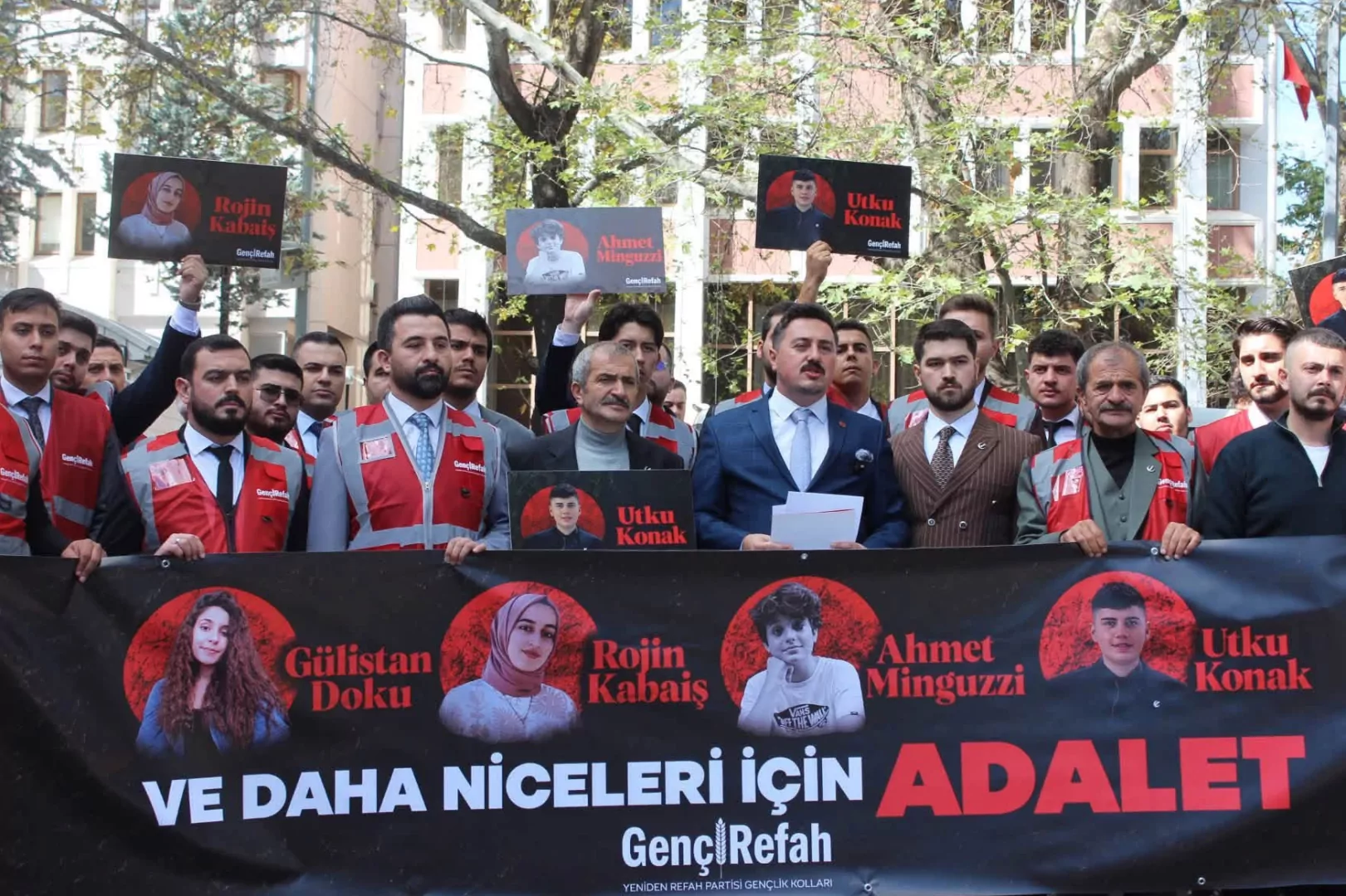 Yeniden Refah Gen&ccedil;lik Kolları&rsquo;ndan Adalet Bakanlığı &ouml;n&uuml;nde &ldquo;adalet&rdquo; &ccedil;ağrısı