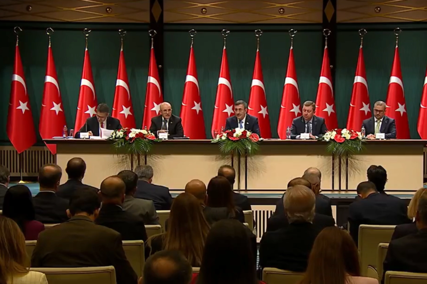 Yeni ekonomik hedefler a&ccedil;ıklandı! Enflasyon tek haneye inecek... 2,1 milyon yeni istihdam sağlanacak