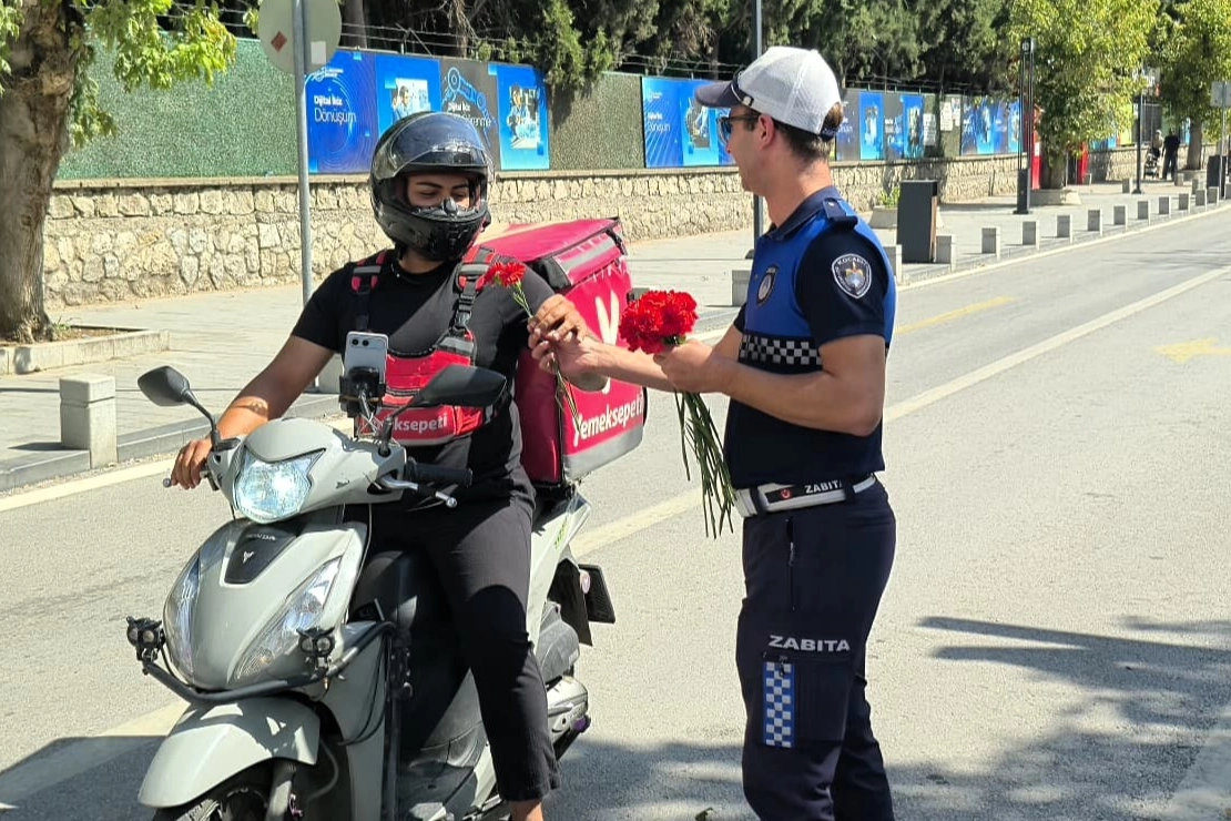 Zabıta Haftası&rsquo;nda Kocaeli'de &ccedil;i&ccedil;ekler B&uuml;y&uuml;kşehir&rsquo;den