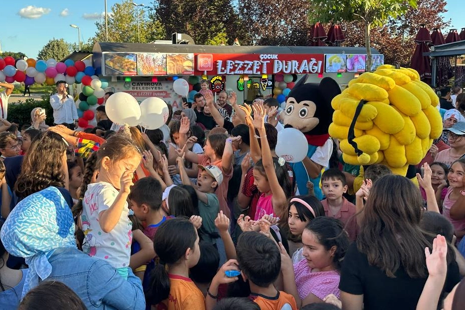 Kocaeli &Ccedil;ayırova&rsquo;da &ccedil;ocuklara &lsquo;Yaza Veda&rsquo; eğlencesi