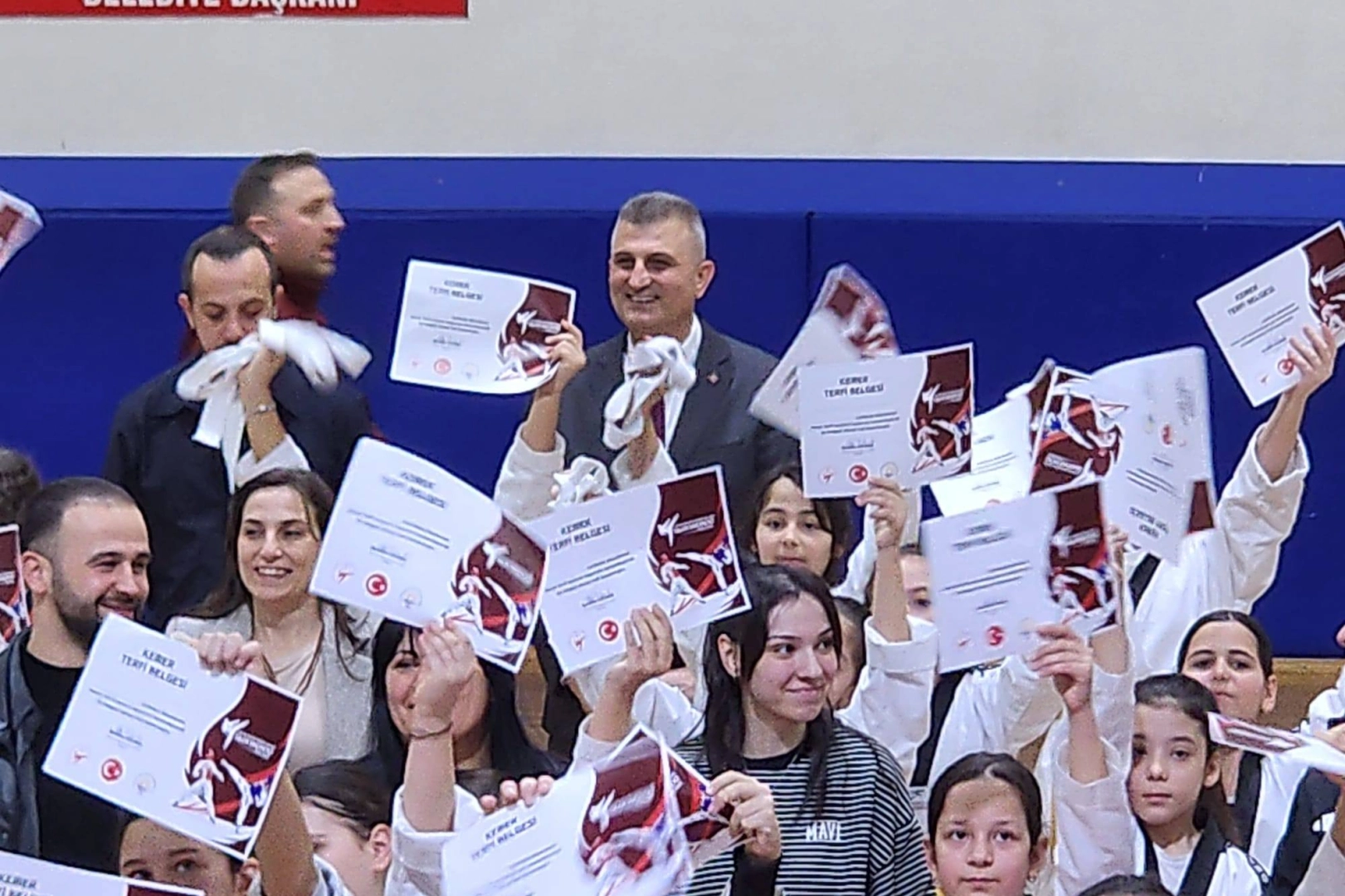 G&ouml;lc&uuml;k'te 70 Taekwondocu kuşak atladı