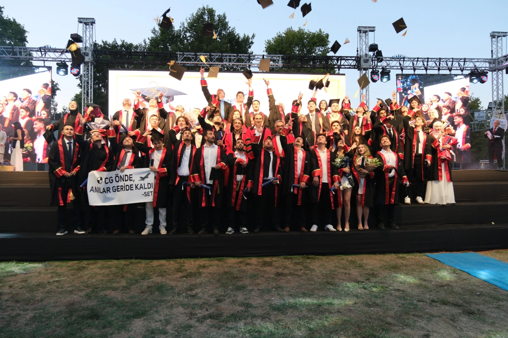 GT&Uuml;'de mezuniyet coşkusu... Bin 480 &ouml;ğrenci diplomalarını aldı