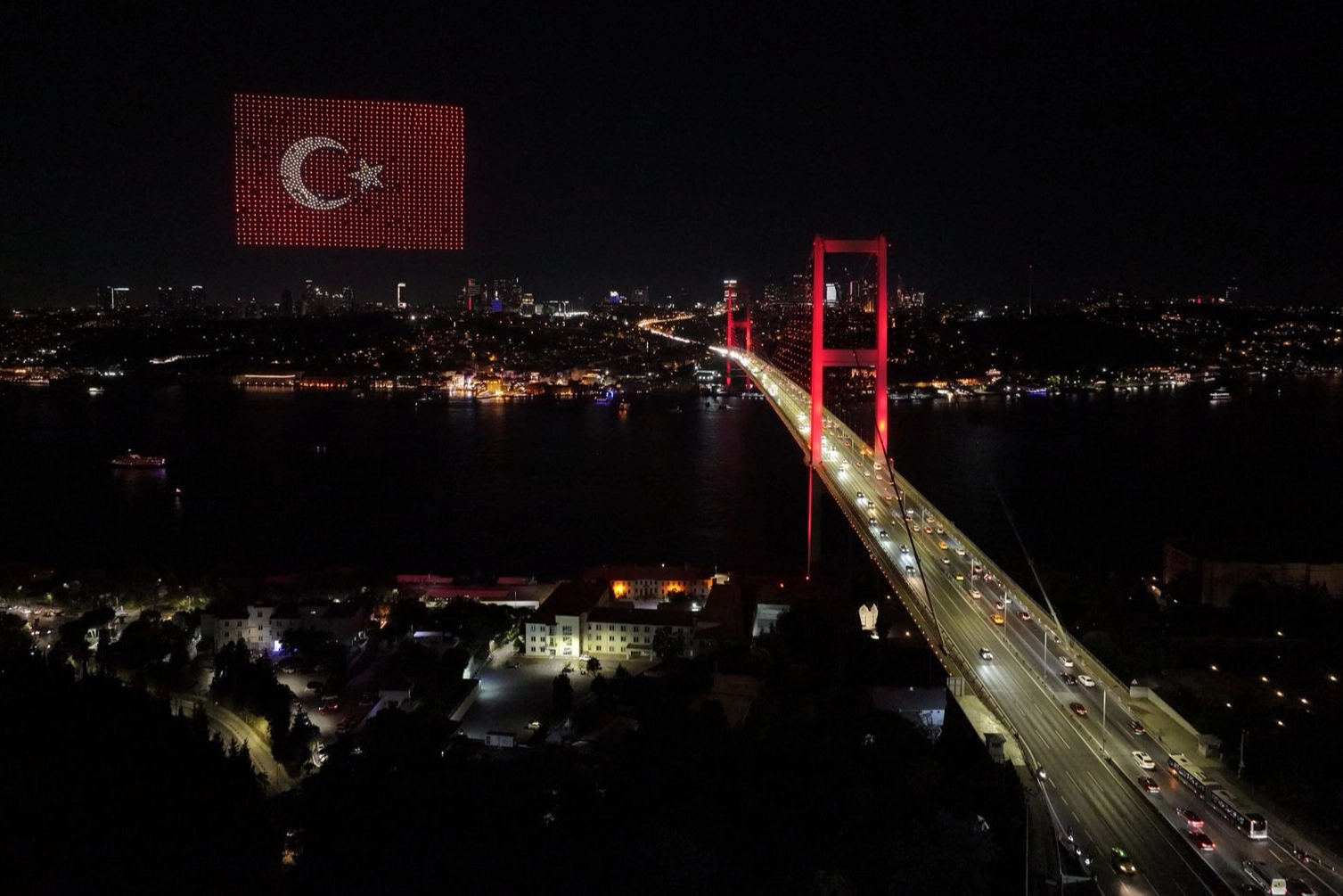 15 Temmuz Şehitler K&ouml;pr&uuml;s&uuml; semalarında dronlarla ışık g&ouml;sterisi b&uuml;y&uuml;ledi