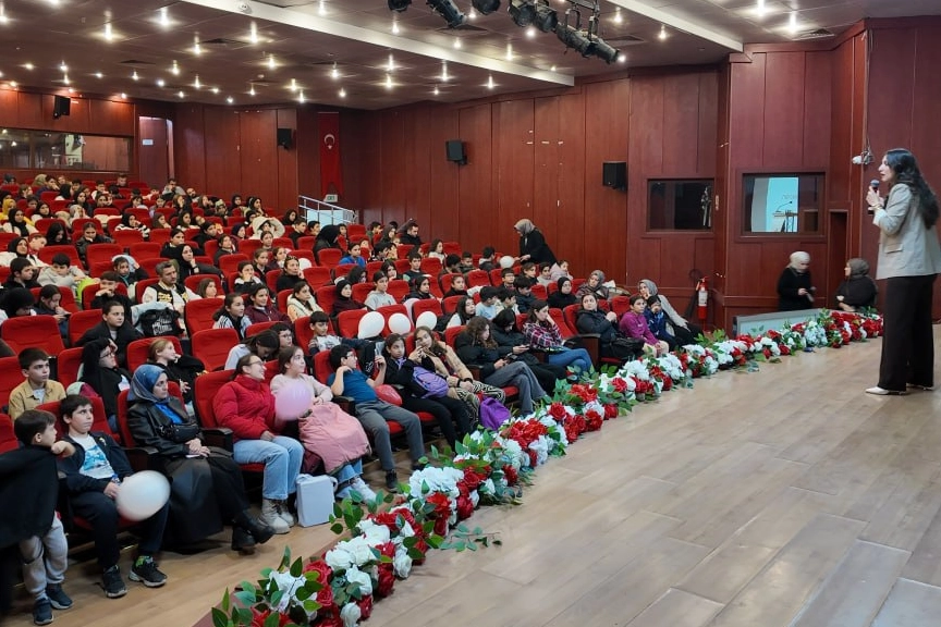 &Ccedil;ayırova'da &ouml;ğrenci ve velilere akran zorbalığı bilin&ccedil;lenmesi