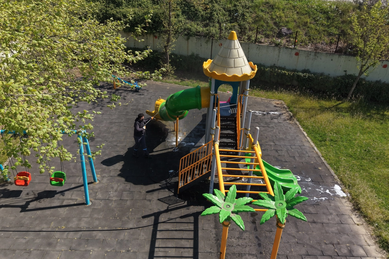 &Ccedil;ayırova&rsquo;daki parkların oyun grupları yıkanıyor