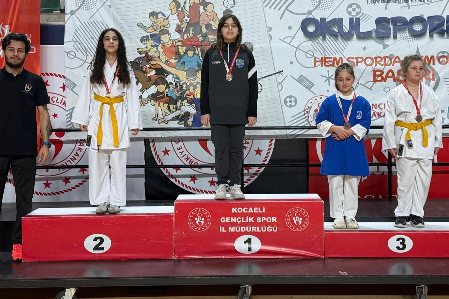 Kocaeli &Ccedil;ayırova&rsquo;ya karatede 16 madalya birden