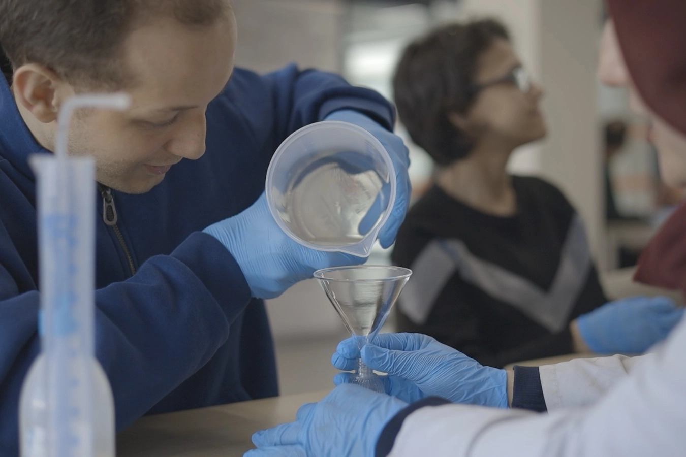 Kocaeli'de gen&ccedil;ler ve &ouml;zel bireylerden sakız kokulu kolonya