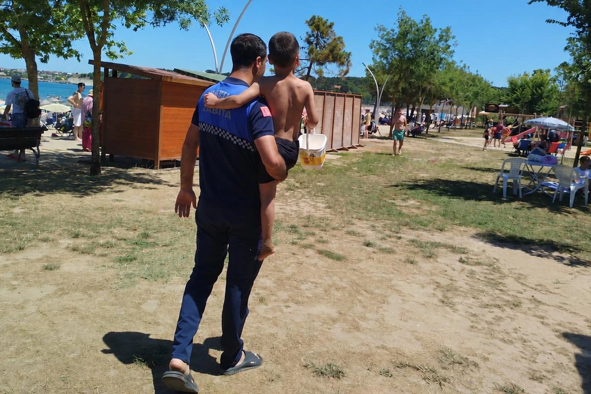 Kocaeli Kandıra sahillerinde kaybolan &ccedil;ocuklar teslim edildi