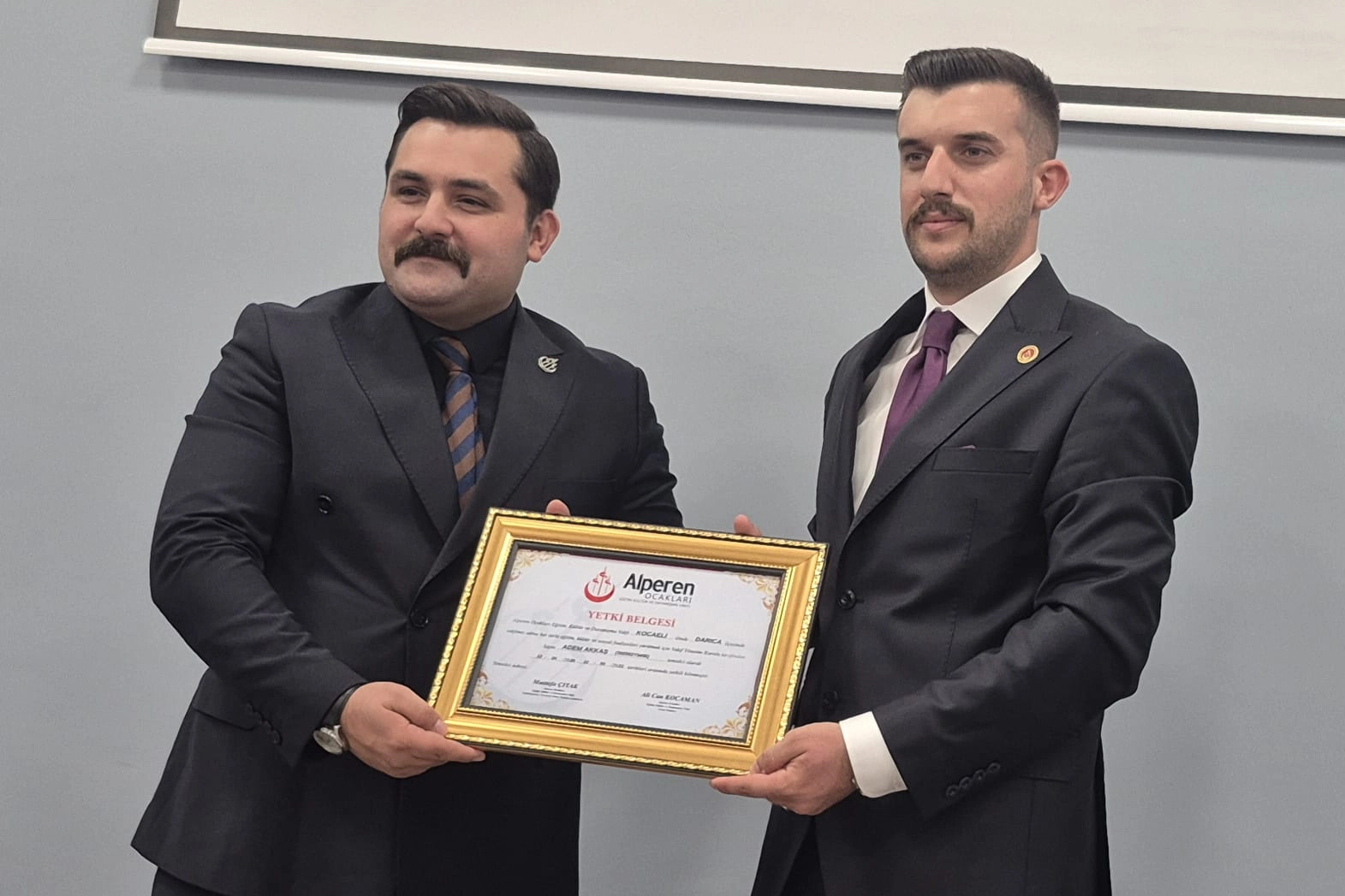 Alperen Ocakları Darıca'da yeni d&ouml;nem... Adem Akkaş mazbatasını aldı