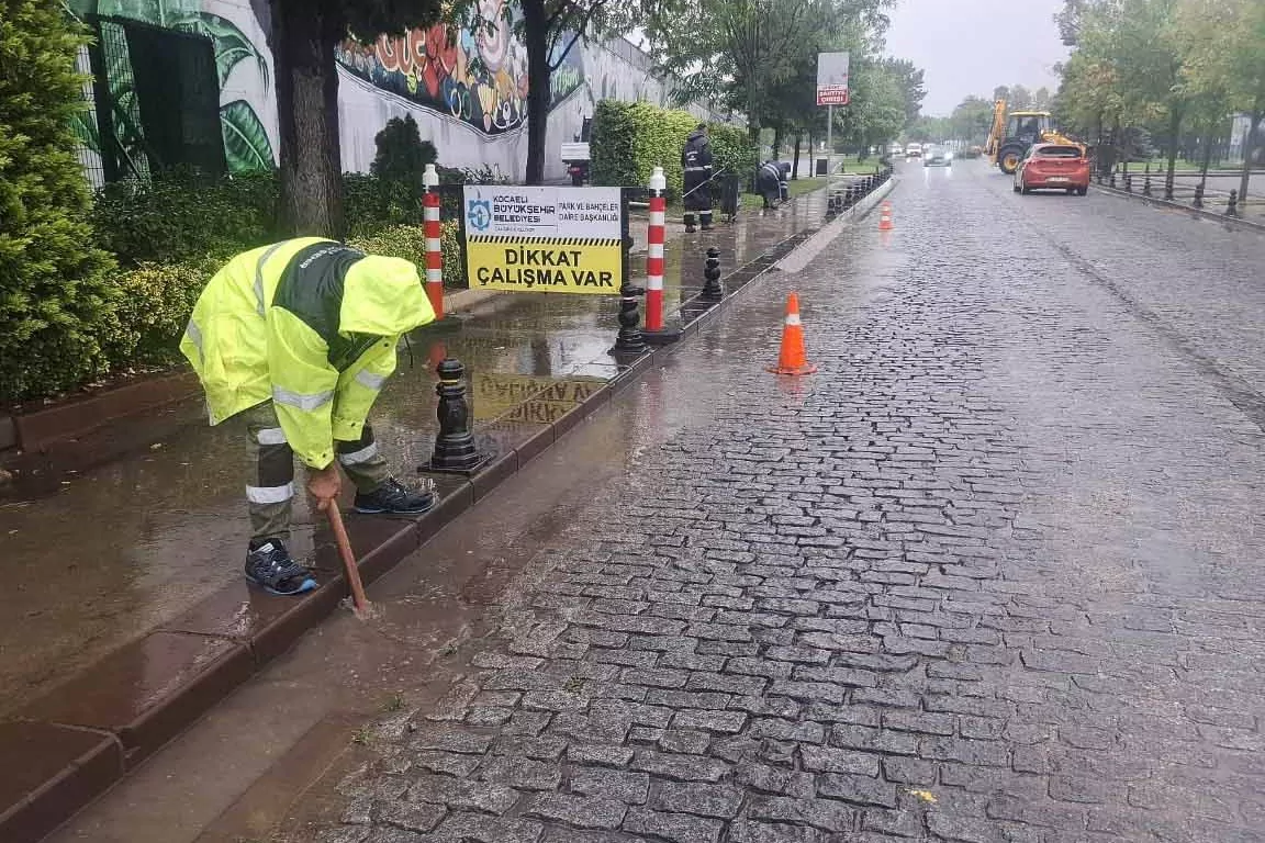 Kocaeli B&uuml;y&uuml;kşehir ekipleri yağışa karşı seferber