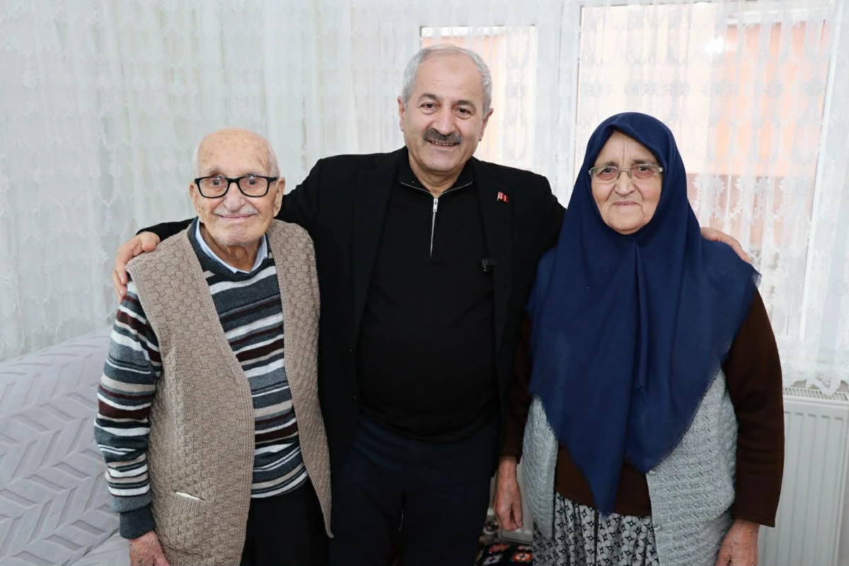 65 Yıllık Sevgiye Anlamlı Ziyaret: Başkan B&uuml;y&uuml;kg&ouml;z&rsquo;den Tezcan &Ccedil;iftine Vefa