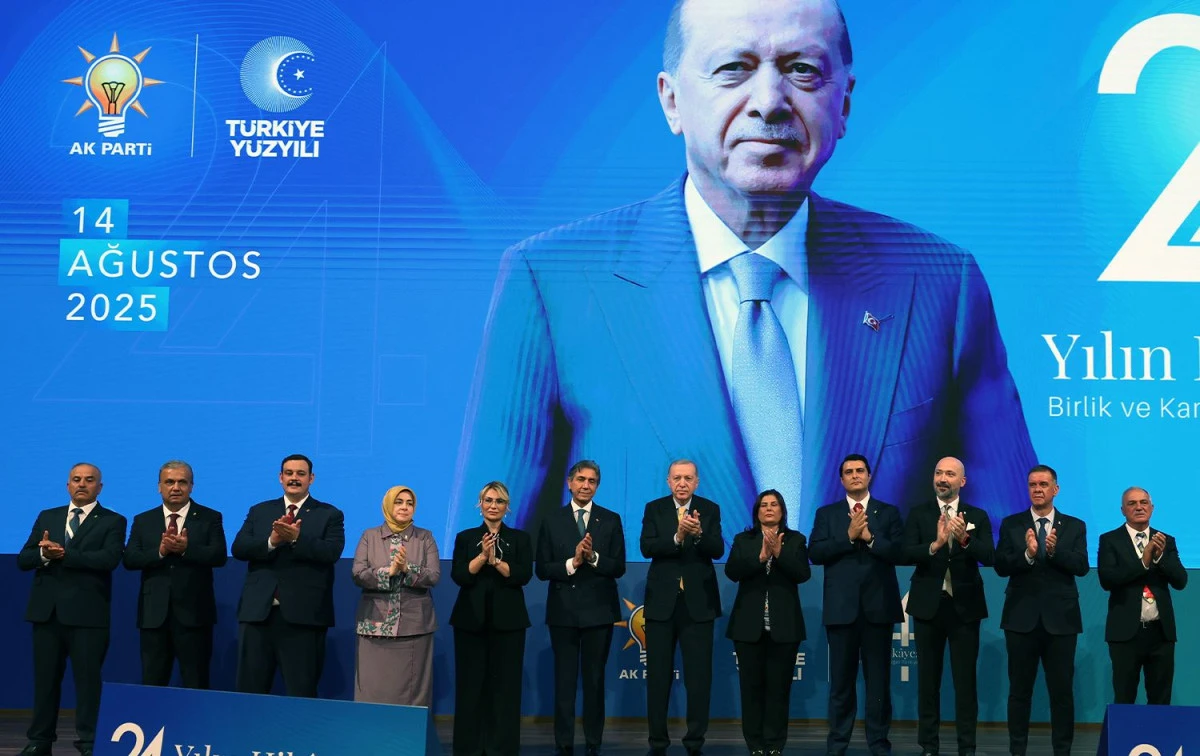 AK Parti, 24. kuruluş yıl dönümünde 9 belediye başkanını kadrosuna kattı