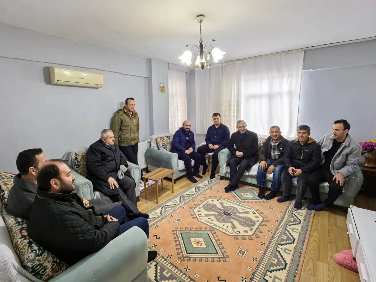 AK Parti Teşkilatından H&uuml;rriyet Mahallesi&rsquo;ne &Ccedil;ıkarma: Hem G&ouml;n&uuml;llere Dokundular Hem Esnafı Dinlediler