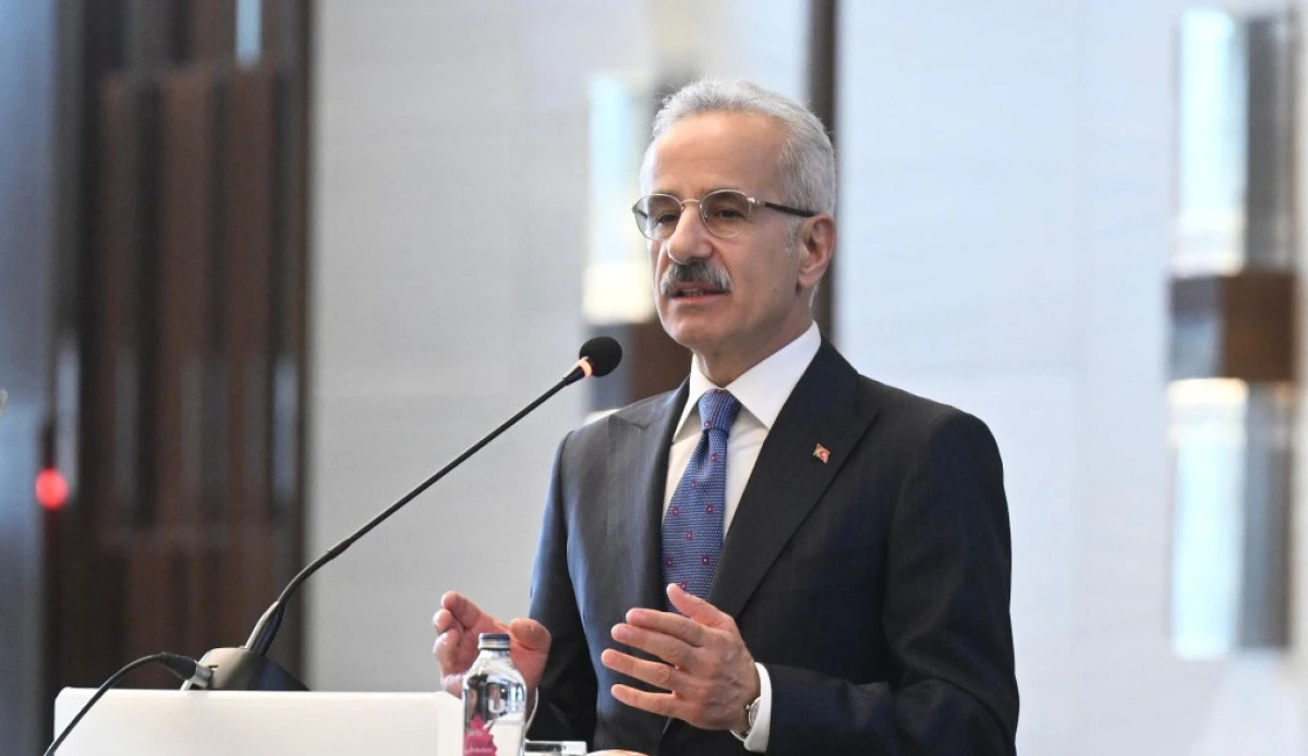 Bakan Uraloğlu'ndan Gebze'de çöken binaya metronun neden olduğu iddialarına yanıt