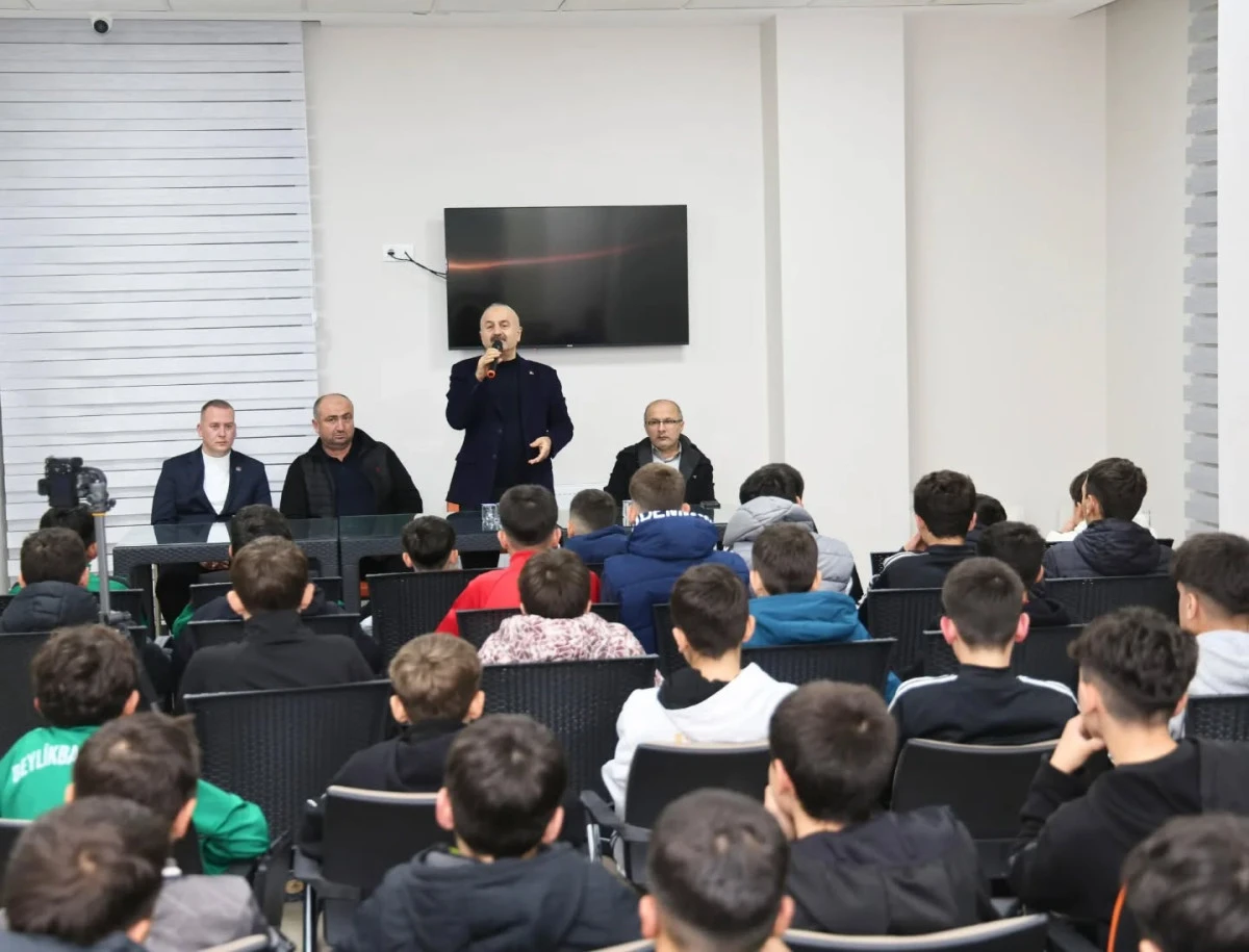 BAŞKAN BÜYÜKGÖZ BEYLİKBAĞISPOR'UN GENÇ FUTBOLCULARIYLA BULUŞTU