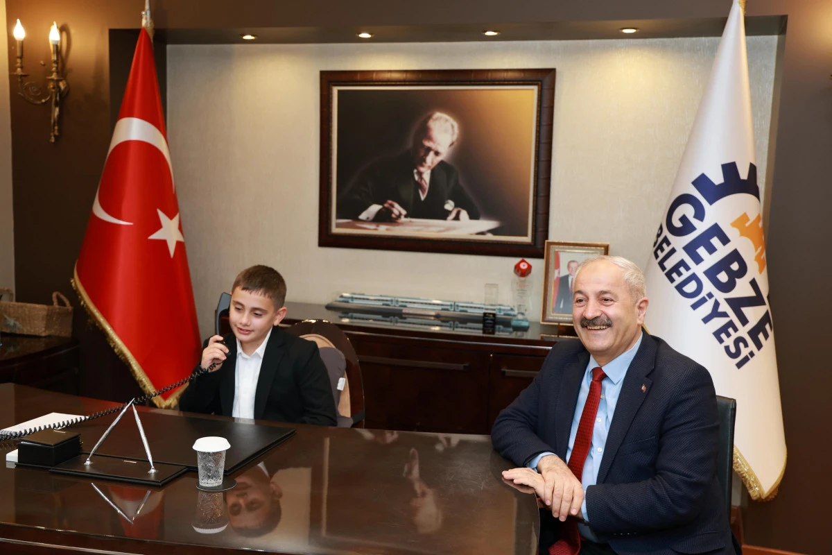 Başkan B&uuml;y&uuml;kg&ouml;z Koltuğunu Minik Başkan&rsquo;a Devretti