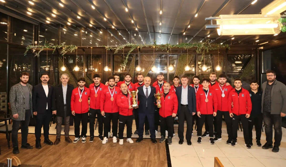 Başkan Büyükgöz Şampiyon Güreşçileri Ağırladı
