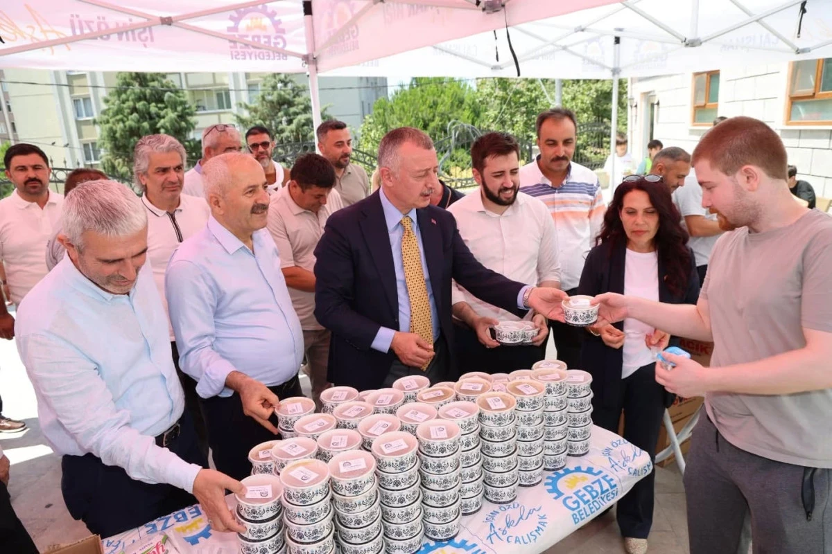 Başkanlar Cuma Namazı Sonrası Vatandaşa Aşure Dağıttı