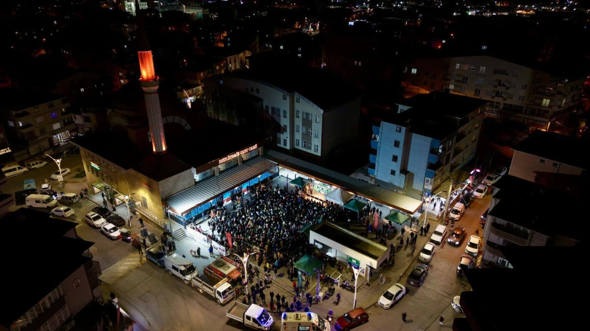 BEYLİKBAĞI&rsquo;NDA TARİHİ GECE: BİNLERCE &Ccedil;OCUK CAMİDE BULUŞTU!