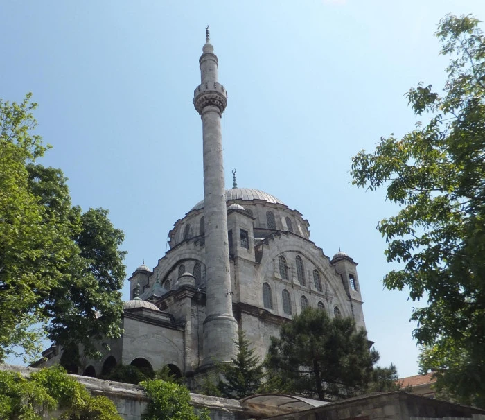*BİR CAMİ, İKİ FARKLI ADAM*