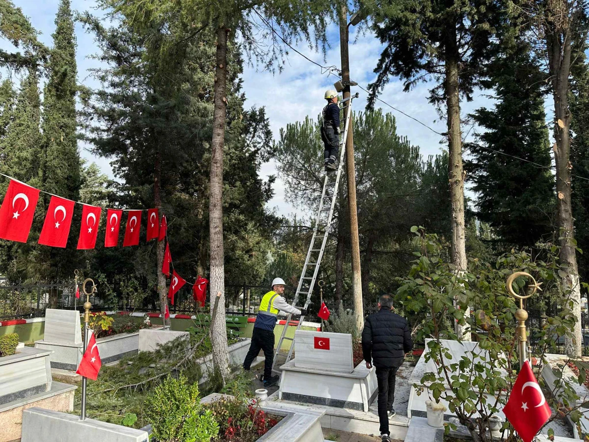 GEBZE ŞEHİTLİĞİ’NDE KAPSAMLI BAKIM VE PEYZAJ ÇALIŞMASI