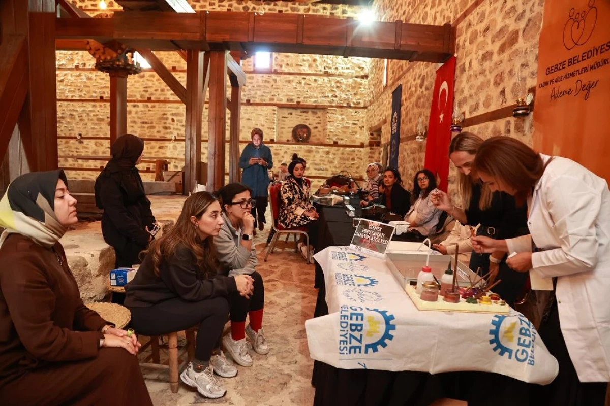 Gebze’de Tarih ve Sanat İç İçe: Gesmek Kursiyerlerinden Tarihi Su Dolabında Ebru Etkinliği