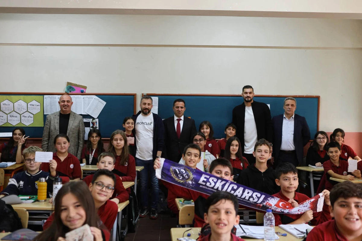 Gebzesporlu Futbolcular Ko&ccedil; Ortaokulu &Ouml;ğrencileriyle Buluştu